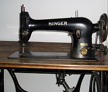 220px-Singer sewing_machine_detail1